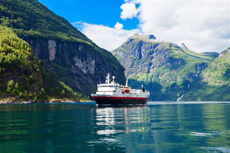 Finnland – Norwegen: mit Postschiff und Expresszug ©saiko3p/istock